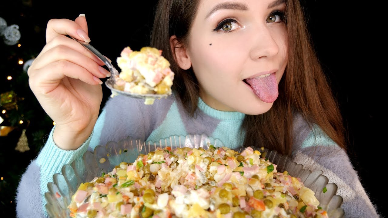 Асмр еда. Салат Оливье. АСМР eating. Девушка ест салат Оливье. ASMR еда.